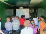 Warsztat teoretyczny rozpoczął się od prezentacji multimedialnej w Zielonym Kontenerze. Później uczestnicy wspólnie zastanawiali się i planowali działania dotyczące segregacji odpadów, które mogą zrealizować w swojej klasie.